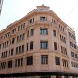 ...e soprattutto lo storico palazzo della Rinascente, progettato in stile art nouveau dall�architetto Rampazzini nel 1924 e sede per ottant�anni dell�omonima catena di negozi. Anch�esso oggi ospita un grande magazzino internazionale: �H&M�